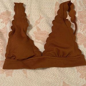 NWOT AERIE SCALLOPED EDGE BIKINI TOP SZ SMALL